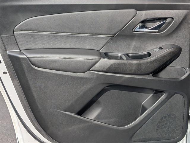 Photo of 2022 Iridescent Pearl Tricoat Chevrolet Traverse