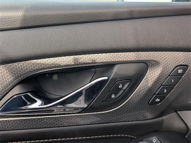 Photo of 2022 Iridescent Pearl Tricoat Chevrolet Traverse