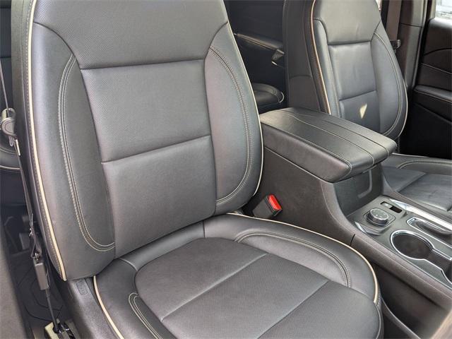 Photo of 2022 Iridescent Pearl Tricoat Chevrolet Traverse