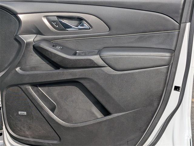 Photo of 2022 Iridescent Pearl Tricoat Chevrolet Traverse
