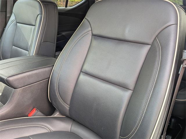 Photo of 2022 Iridescent Pearl Tricoat Chevrolet Traverse