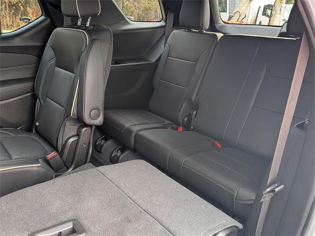 Photo of 2022 Iridescent Pearl Tricoat Chevrolet Traverse