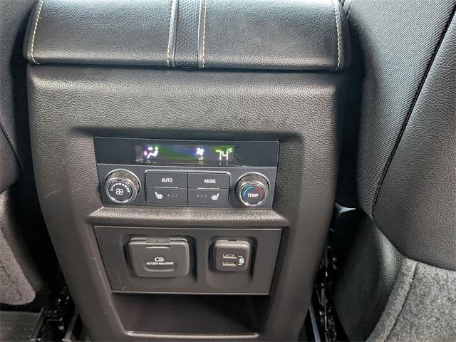 Photo of 2022 Iridescent Pearl Tricoat Chevrolet Traverse