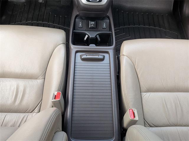 Photo of 2013 White Diamond Pearl Honda CR-V