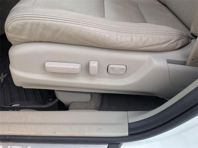 Photo of 2011 White Diamond Pearl Acura RDX