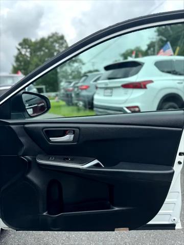 Photo of 2016 White Toyota Camry
