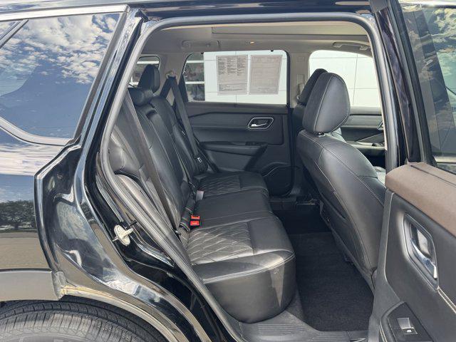 Photo of 2021 Super Black Nissan Rogue