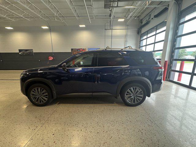 Photo of 2024 Deep Ocean Blue Pearl Nissan Pathfinder
