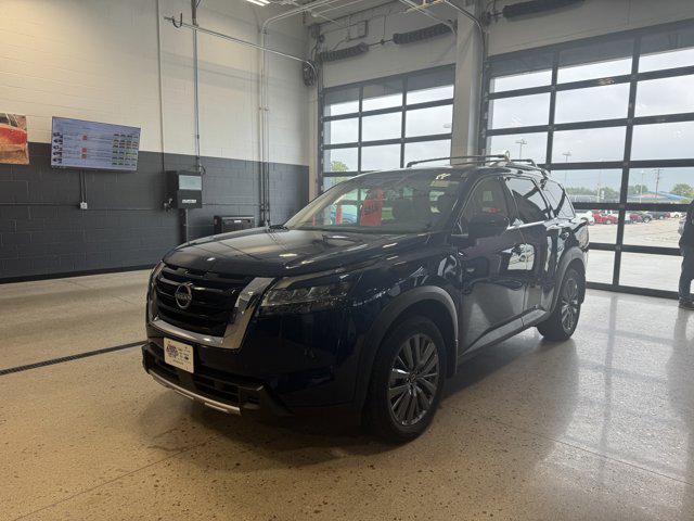 Photo of 2024 Deep Ocean Blue Pearl Nissan Pathfinder