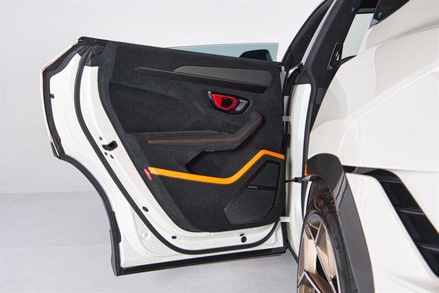 Photo of 2024 Balloon White Lamborghini Urus
