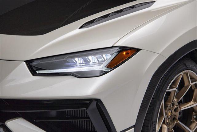 Photo of 2024 Balloon White Lamborghini Urus