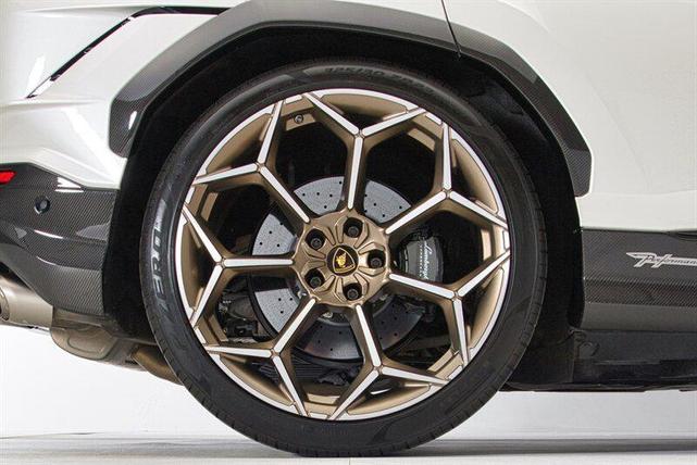 Photo of 2024 Balloon White Lamborghini Urus