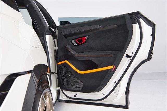 Photo of 2024 Balloon White Lamborghini Urus