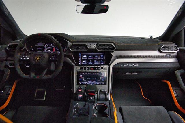 Photo of 2024 Balloon White Lamborghini Urus