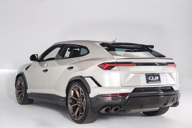 Photo of 2024 Balloon White Lamborghini Urus