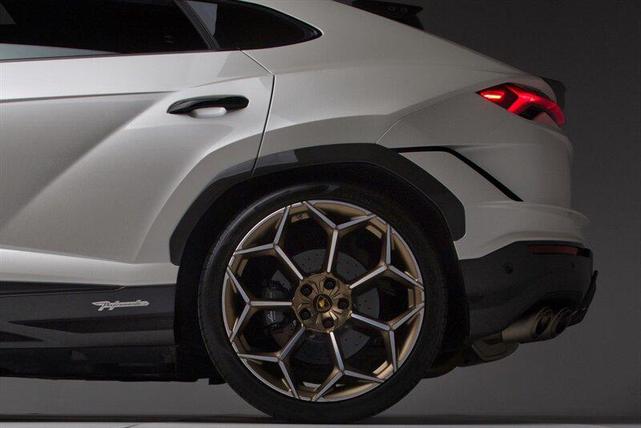 Photo of 2024 Balloon White Lamborghini Urus