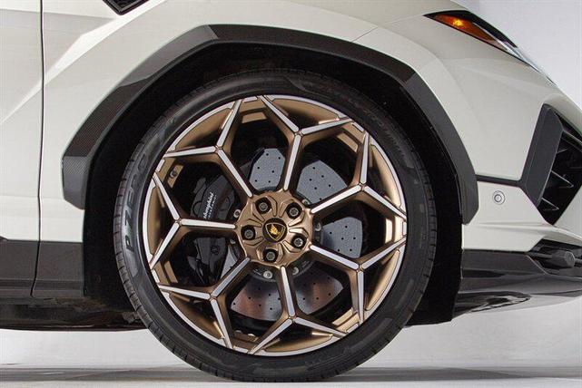 Photo of 2024 Balloon White Lamborghini Urus
