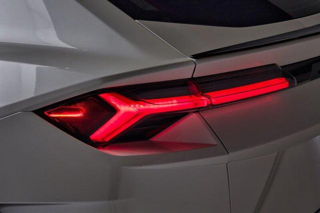 Photo of 2024 Balloon White Lamborghini Urus