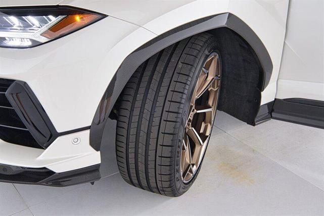 Photo of 2024 Balloon White Lamborghini Urus