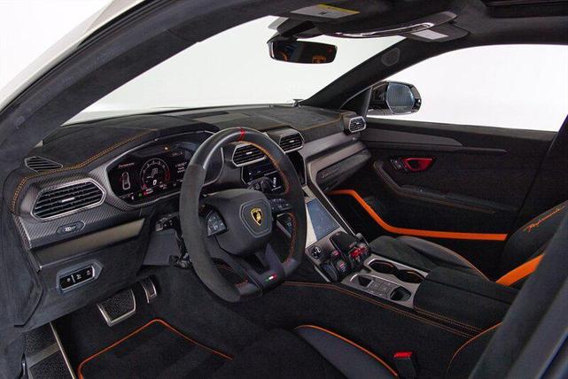 Photo of 2024 Balloon White Lamborghini Urus