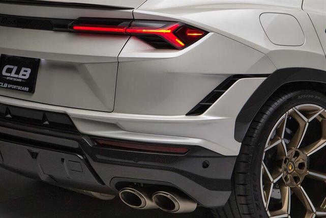 Photo of 2024 Balloon White Lamborghini Urus
