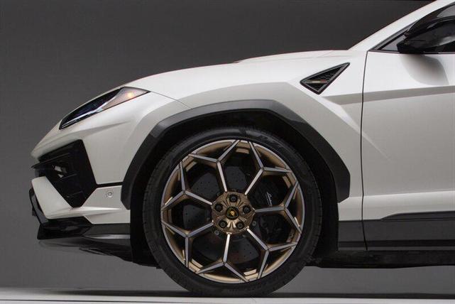 Photo of 2024 Balloon White Lamborghini Urus