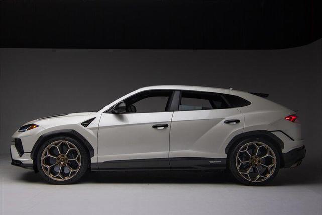 Photo of 2024 Balloon White Lamborghini Urus