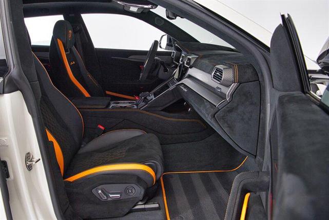 Photo of 2024 Balloon White Lamborghini Urus