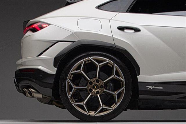 Photo of 2024 Balloon White Lamborghini Urus
