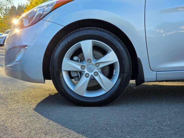 Photo of 2013 Shimmering Air Silver Hyundai ELANTRA