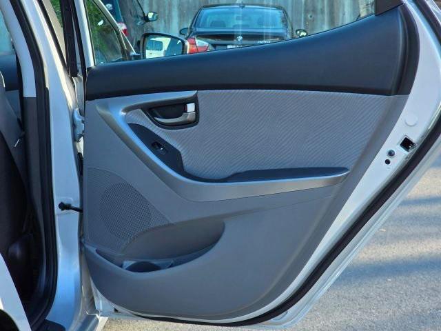 Photo of 2013 Shimmering Air Silver Hyundai ELANTRA