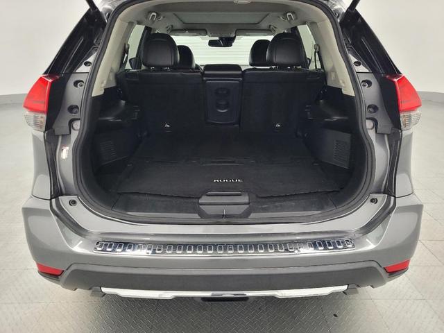 Photo of 2017 Gun Metallic Nissan Rogue