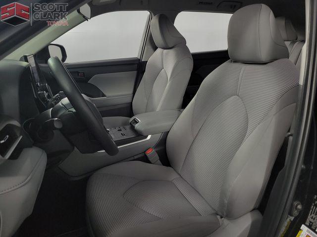 Photo of 2023 Midnight Black Metallic Toyota Highlander