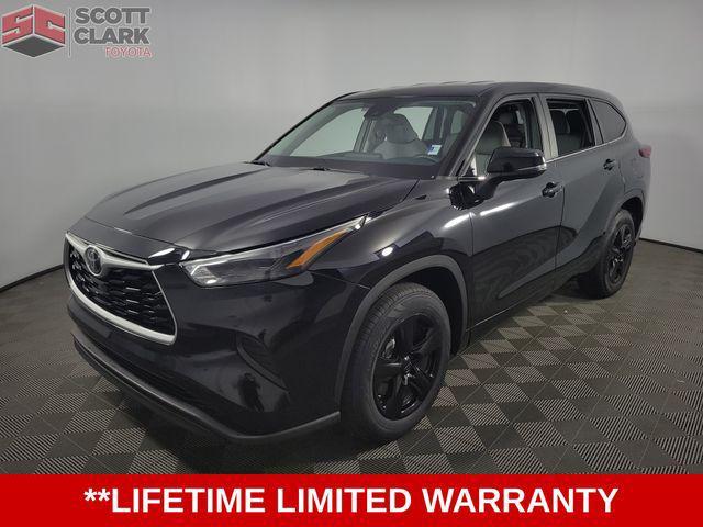 Photo of 2023 Midnight Black Metallic Toyota Highlander