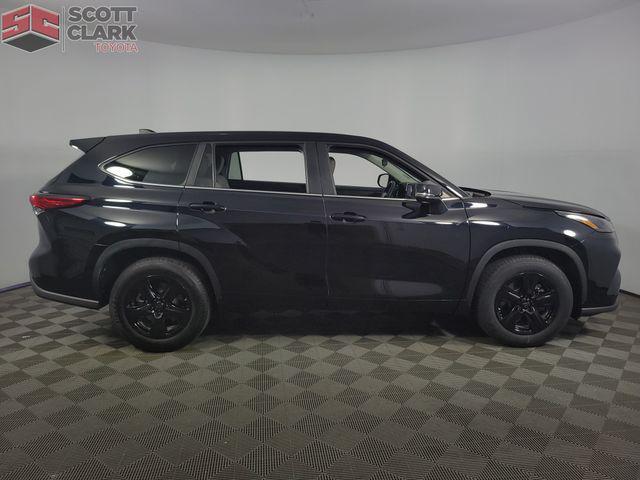 Photo of 2023 Midnight Black Metallic Toyota Highlander