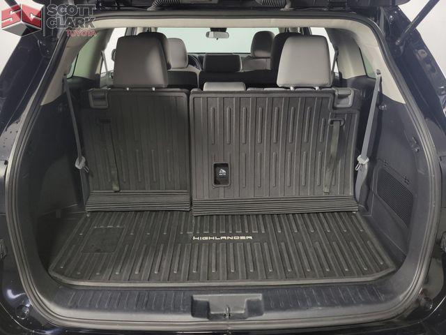 Photo of 2023 Midnight Black Metallic Toyota Highlander