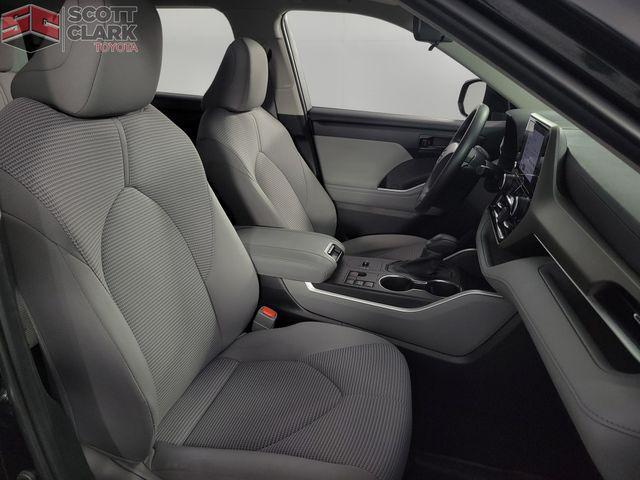 Photo of 2023 Midnight Black Metallic Toyota Highlander