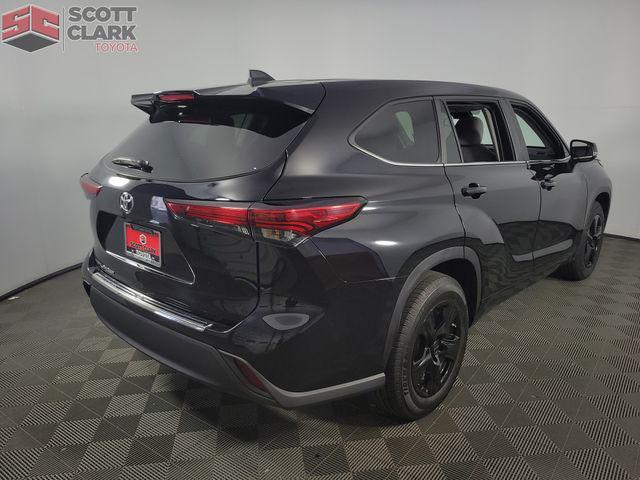 Photo of 2023 Midnight Black Metallic Toyota Highlander