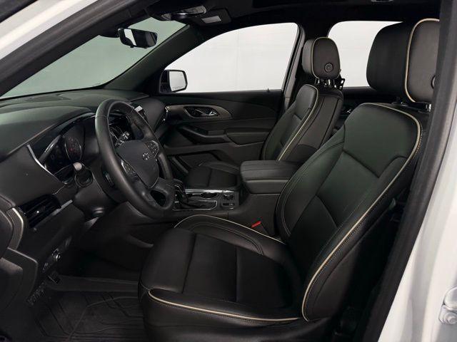 Photo of 2023 Summit White Chevrolet Traverse
