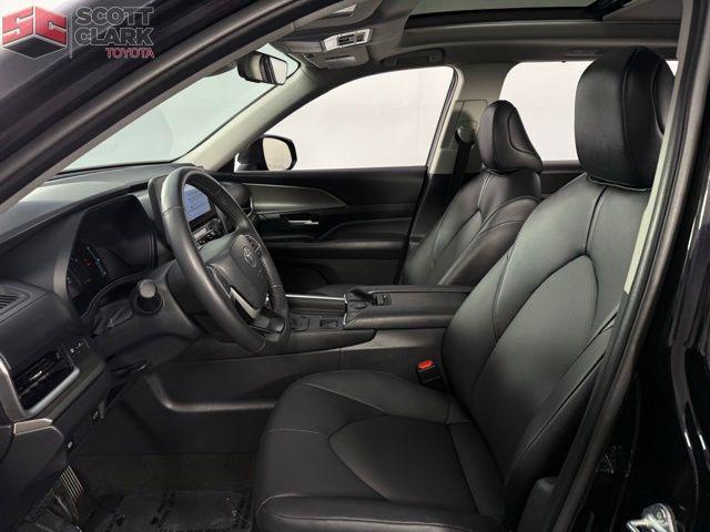Photo of 2024 Midnight Black Metallic Toyota Grand Highlander