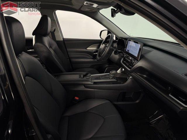 Photo of 2024 Midnight Black Metallic Toyota Grand Highlander