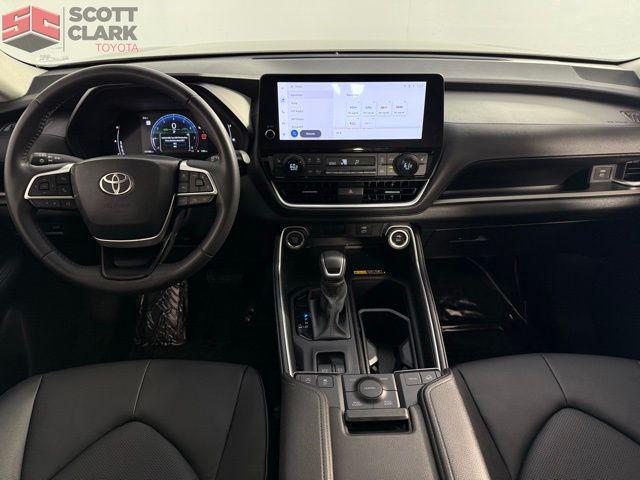Photo of 2024 Midnight Black Metallic Toyota Grand Highlander