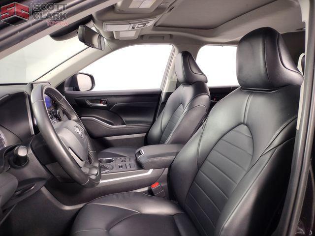 Photo of 2023 Midnight Black Metallic Toyota Highlander