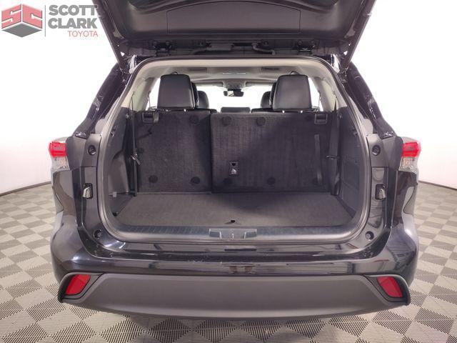 Photo of 2023 Midnight Black Metallic Toyota Highlander