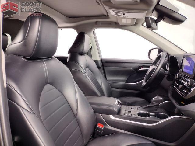 Photo of 2023 Midnight Black Metallic Toyota Highlander