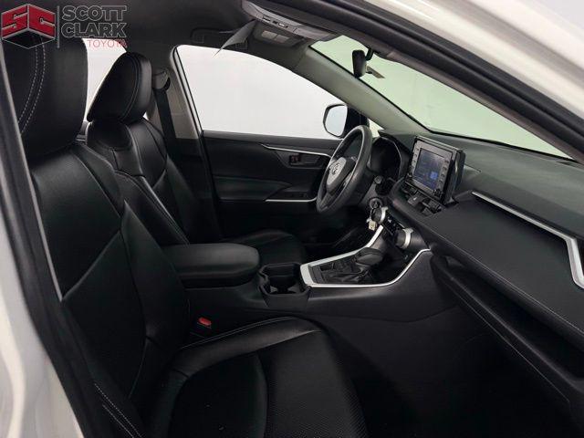 Photo of 2019 Super White Toyota RAV4