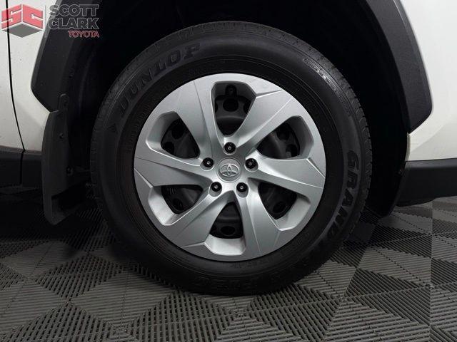 Photo of 2019 Super White Toyota RAV4