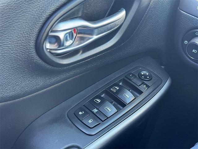 Photo of 2019 Diamond Black Crystal Pearlcoat Jeep Cherokee