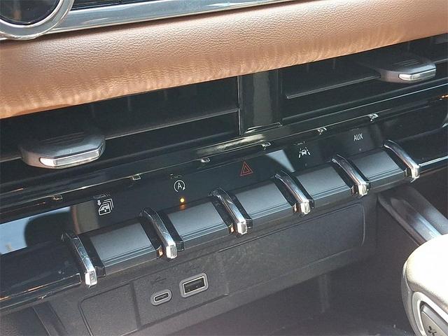 Photo of 2024 Summit White GMC Canyon