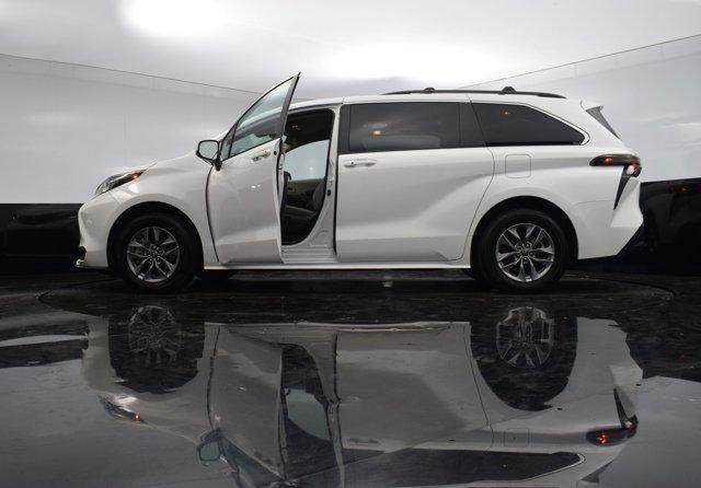 Photo of 2023 Ice Cap Toyota Sienna